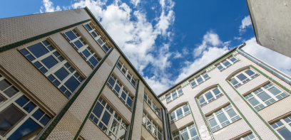 Klinkerfassade eines Gewerbehauses mit Blick in den Himmel