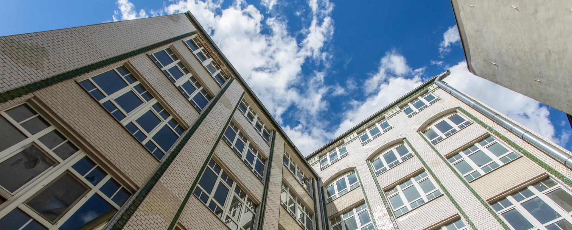 Klinkerfassade eines Gewerbehauses mit Blick in den Himmel