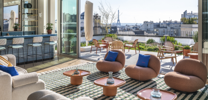 Ausblick von Loungebereich auf Dachterrasse mit Blick auf den Eifelturm