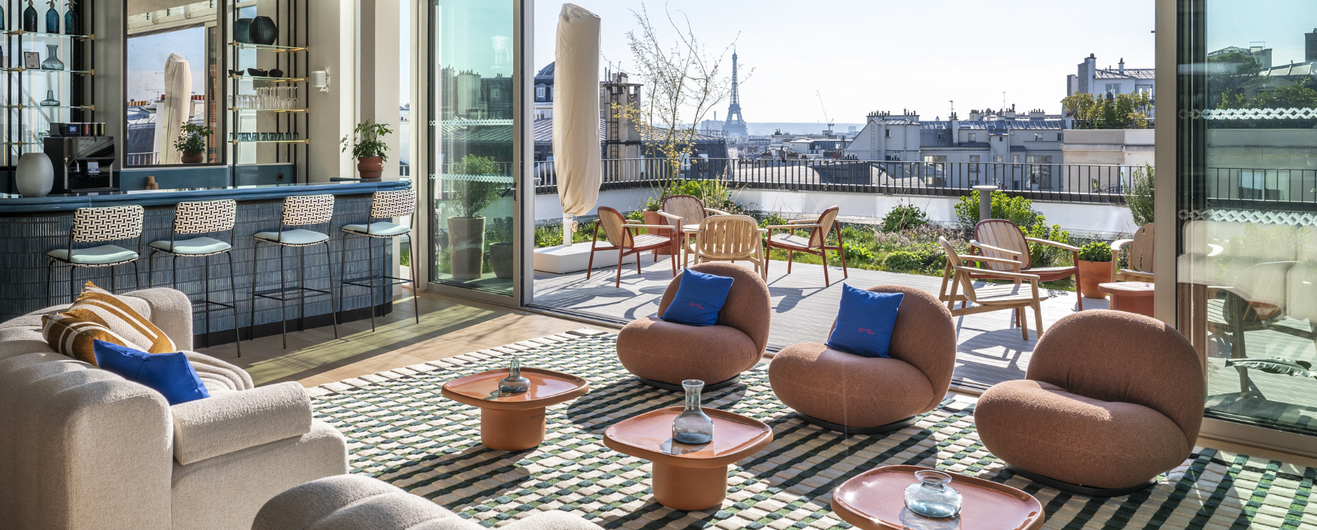 Ausblick von Loungebereich auf Dachterrasse mit Blick auf den Eifelturm